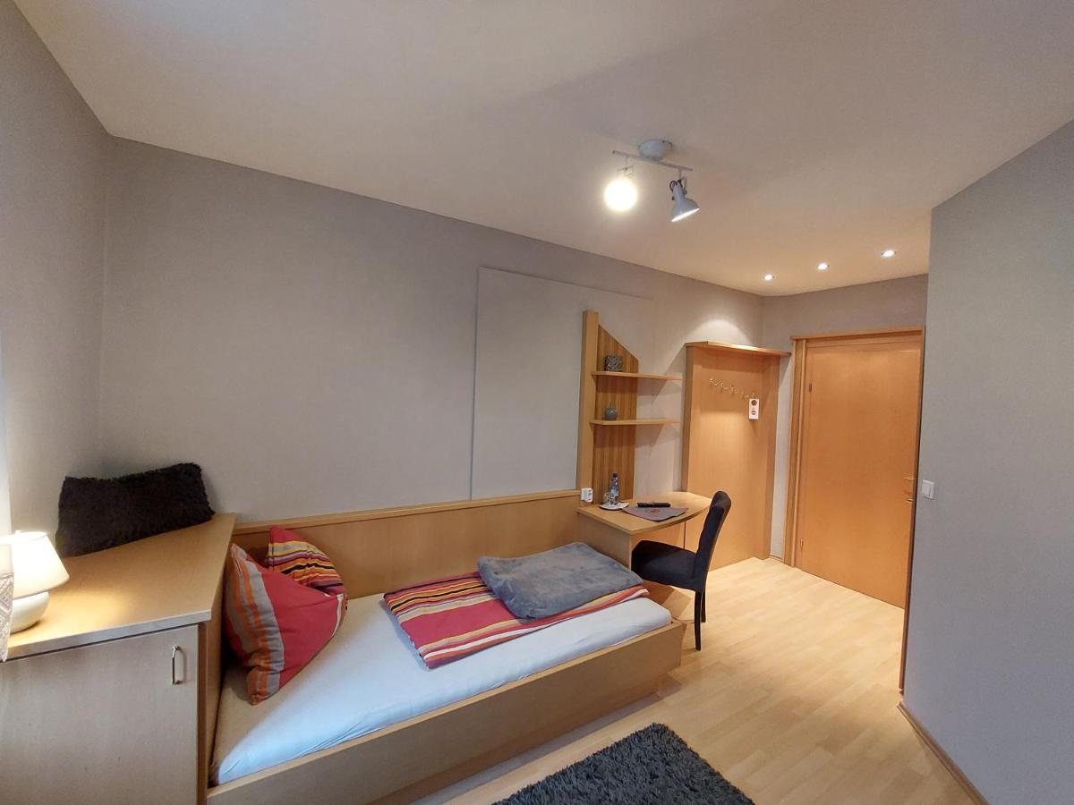 3 Raben - Leoben - Zimmer Fuer Geschaeftsreisende, Urlauber, Monteure Und Handwerker, Polski Pensjonat Austria Bagian luar foto