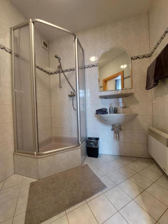 3 Raben - Leoben - Zimmer Fuer Geschaeftsreisende, Urlauber, Monteure Und Handwerker, Polski Pensjonat Austria Bagian luar foto