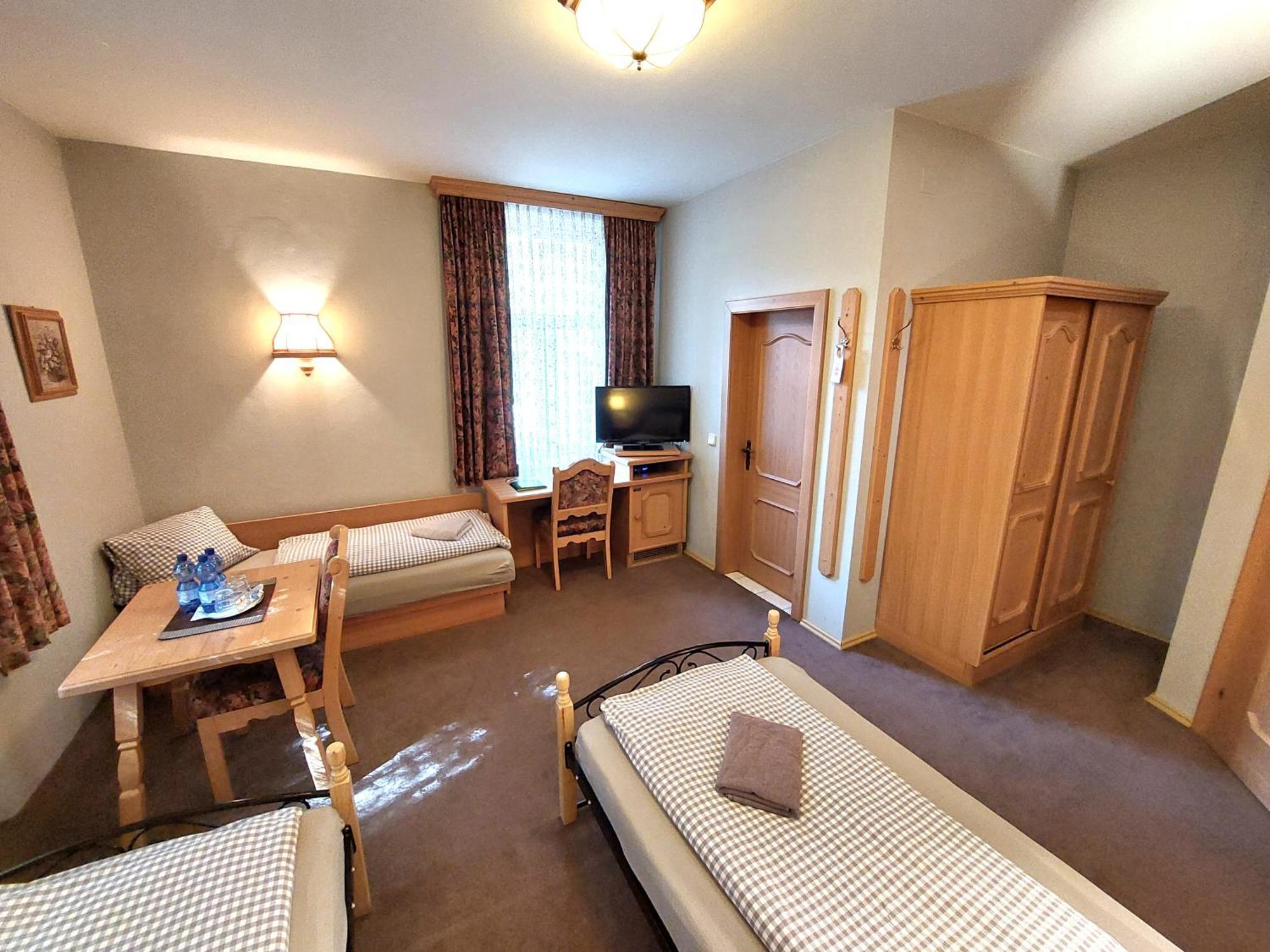 3 Raben - Leoben - Zimmer Fuer Geschaeftsreisende, Urlauber, Monteure Und Handwerker, Polski Pensjonat Austria Bagian luar foto